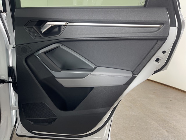 Vehicle image 20 of 23