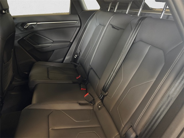 Vehicle image 13 of 15