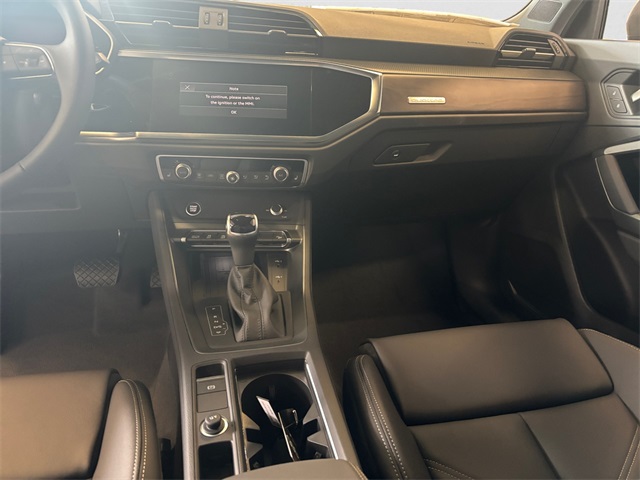 Vehicle image 11 of 15