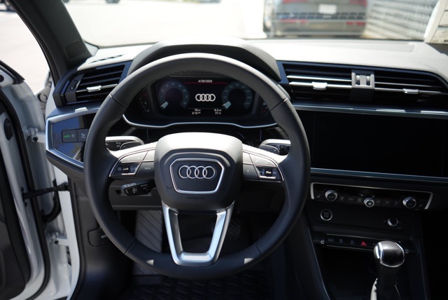 Vehicle image 11 of 12