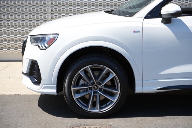 Vehicle image 7 of 12