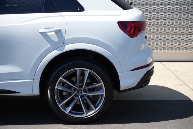 Vehicle image 8 of 12