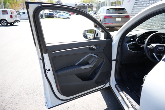 Vehicle image 10 of 12