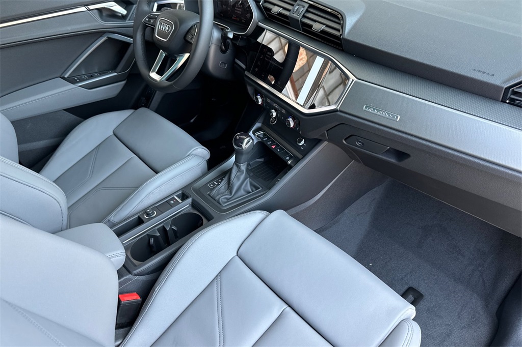 Vehicle image 13 of 22