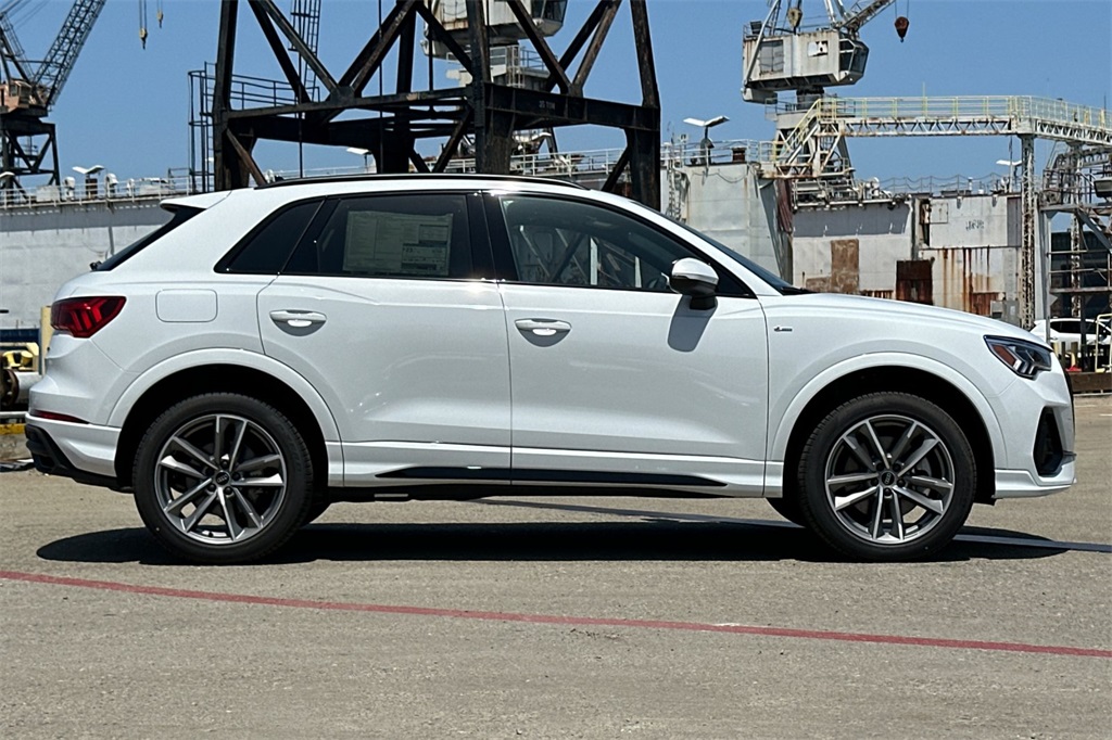 Vehicle image 4 of 22