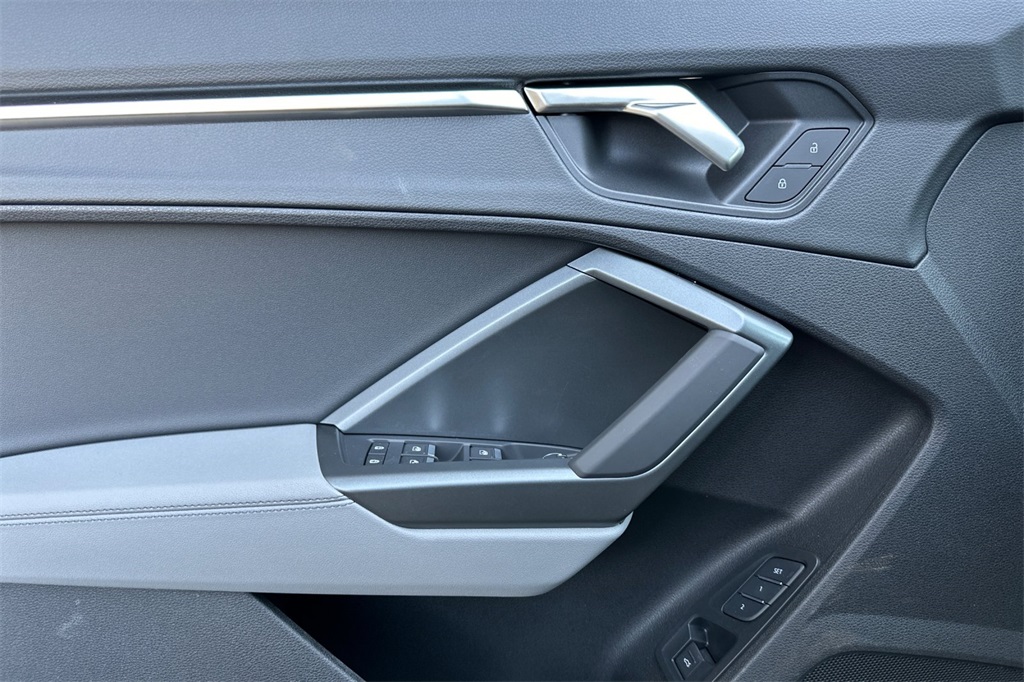 Vehicle image 8 of 22