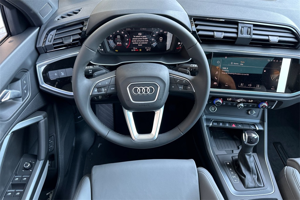 Vehicle image 11 of 22