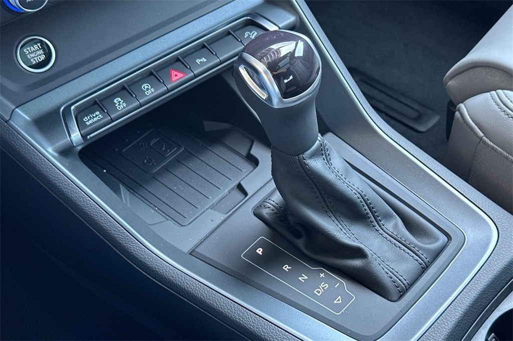 Vehicle image 18 of 22