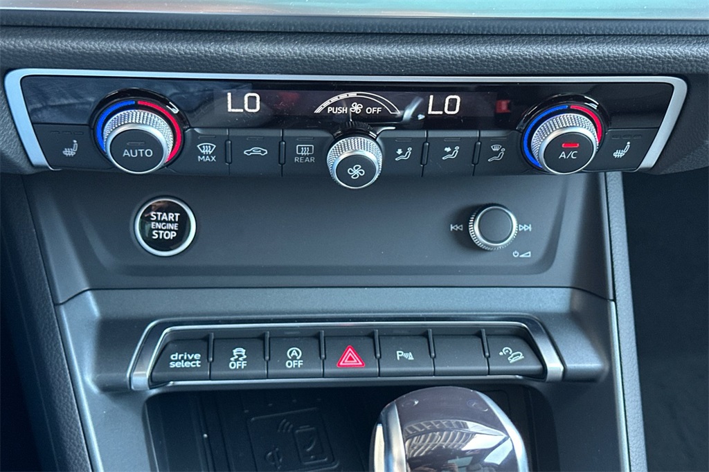 Vehicle image 17 of 22