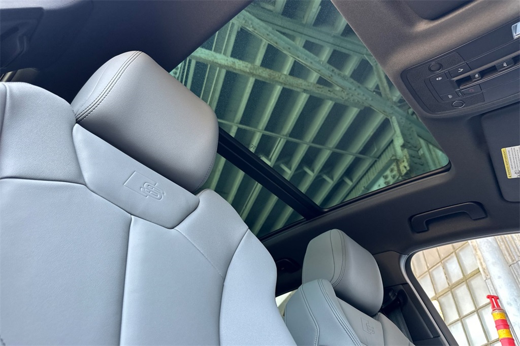 Vehicle image 14 of 22