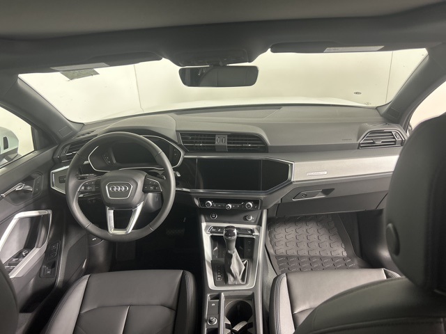Vehicle image 10 of 22