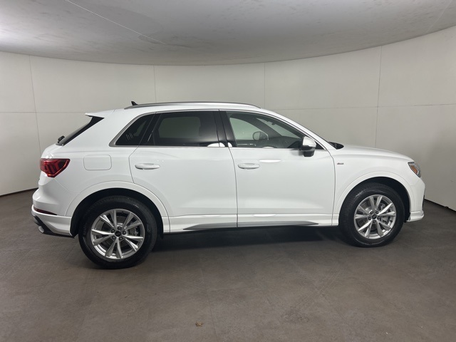 Vehicle image 4 of 22