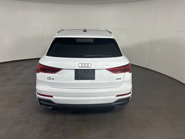 Vehicle image 18 of 22