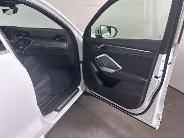 Vehicle image 20 of 22
