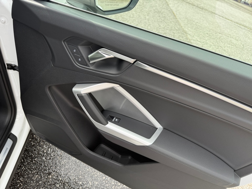 Vehicle image 31 of 35
