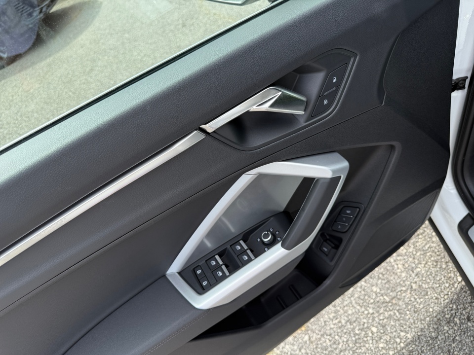 Vehicle image 23 of 35