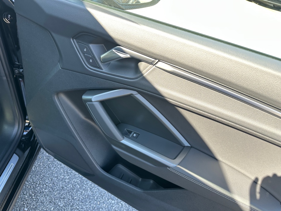 Vehicle image 31 of 35