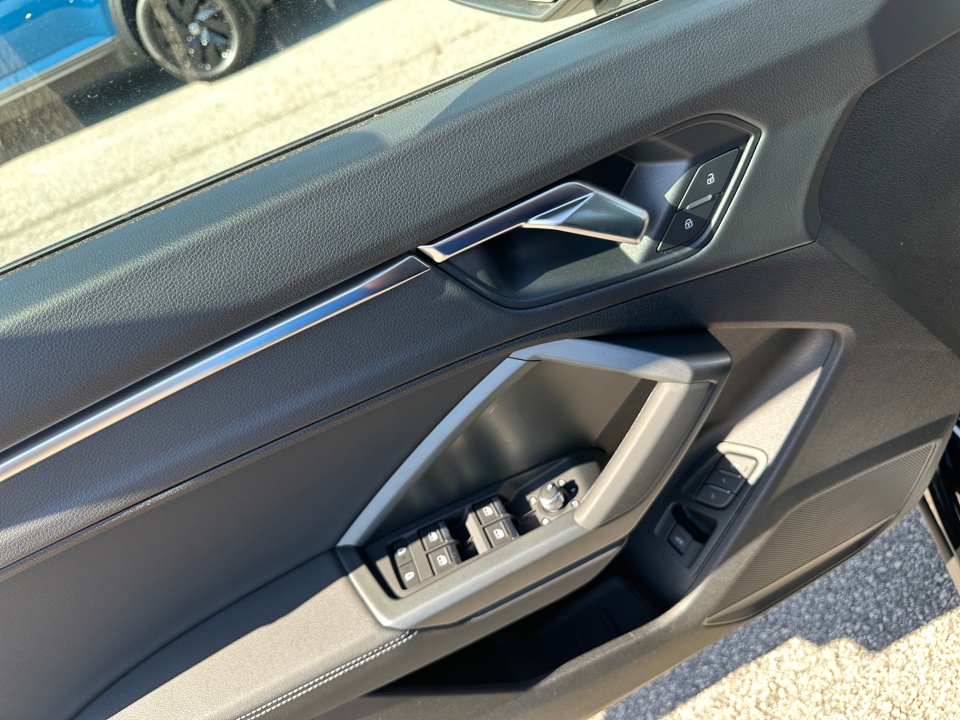 Vehicle image 32 of 35
