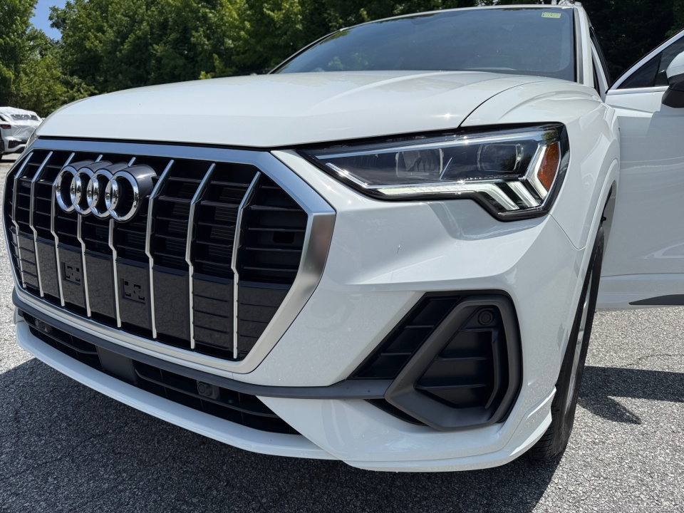 Vehicle image 25 of 35