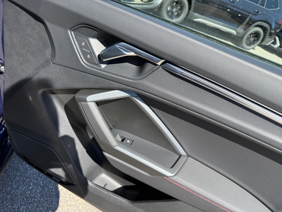 Vehicle image 31 of 35