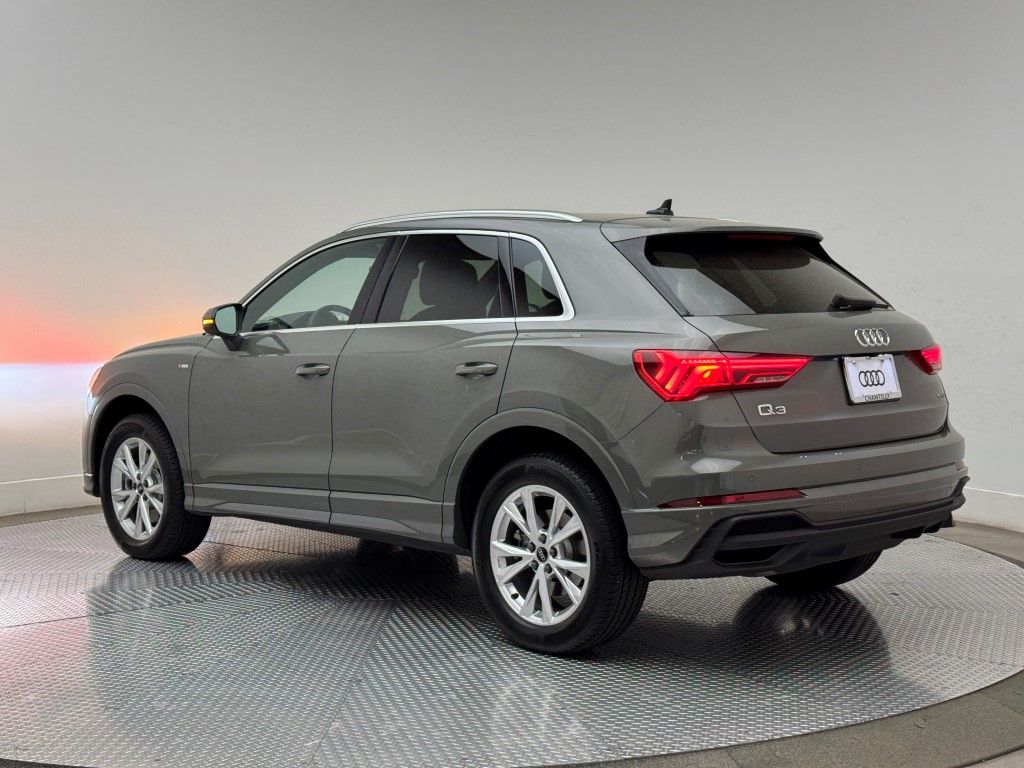 Vehicle image 4 of 48