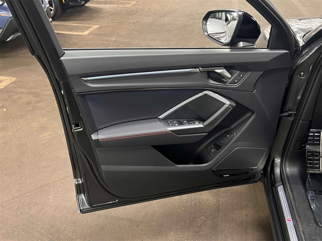 Vehicle image 16 of 31