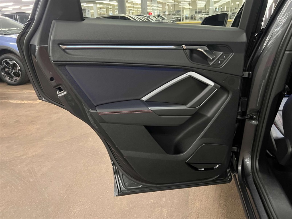 Vehicle image 17 of 31