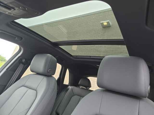 Vehicle image 11 of 42