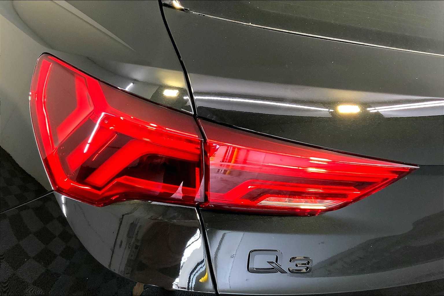 Vehicle image 14 of 19