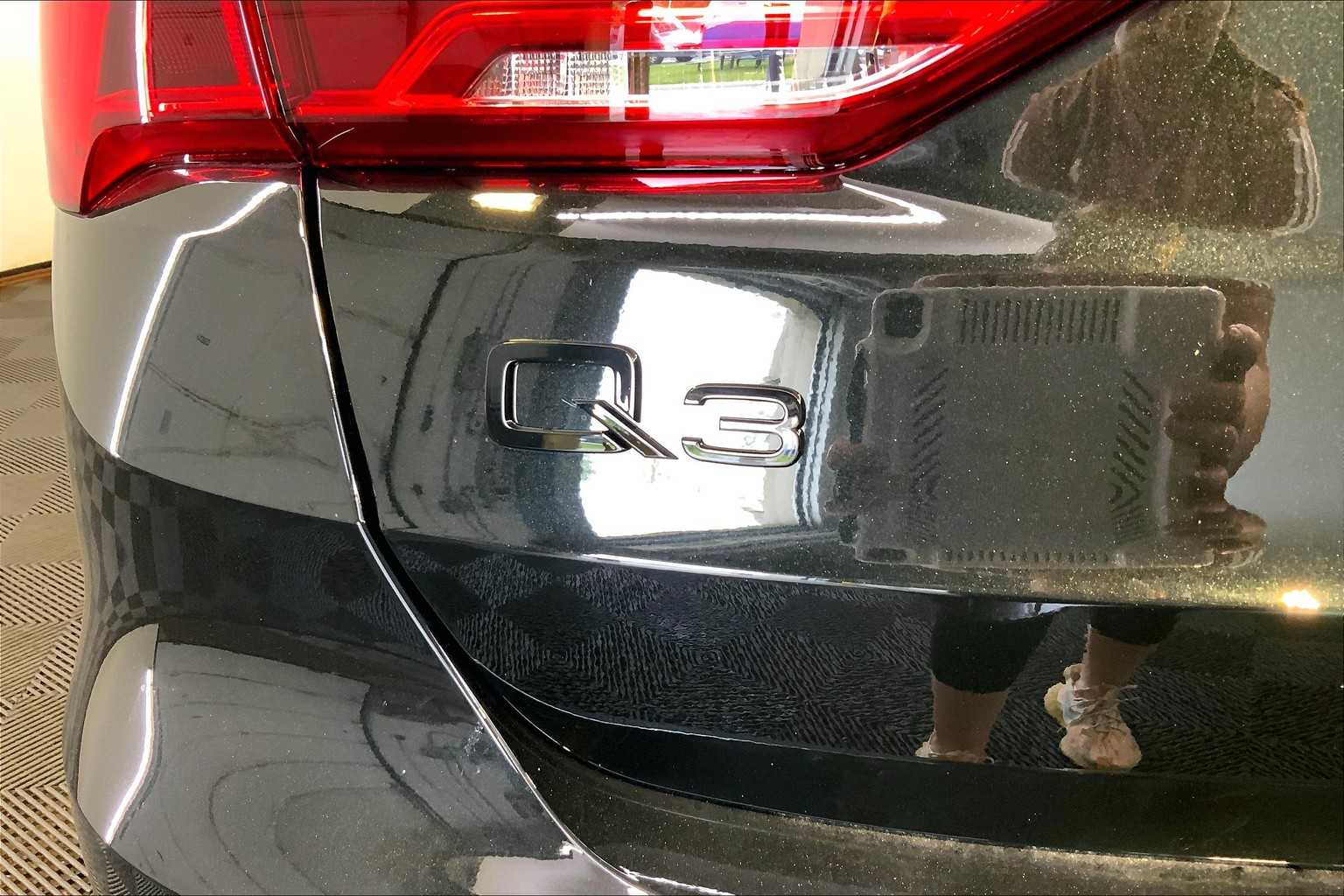 Vehicle image 15 of 19