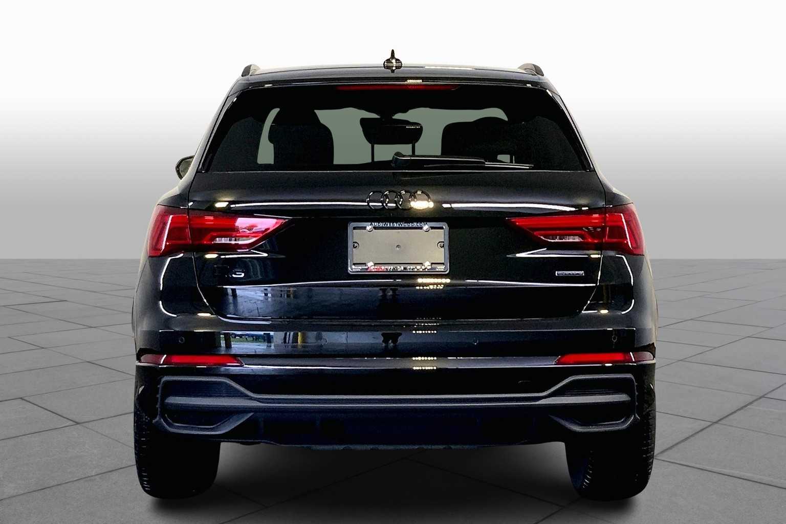 Vehicle image 4 of 19