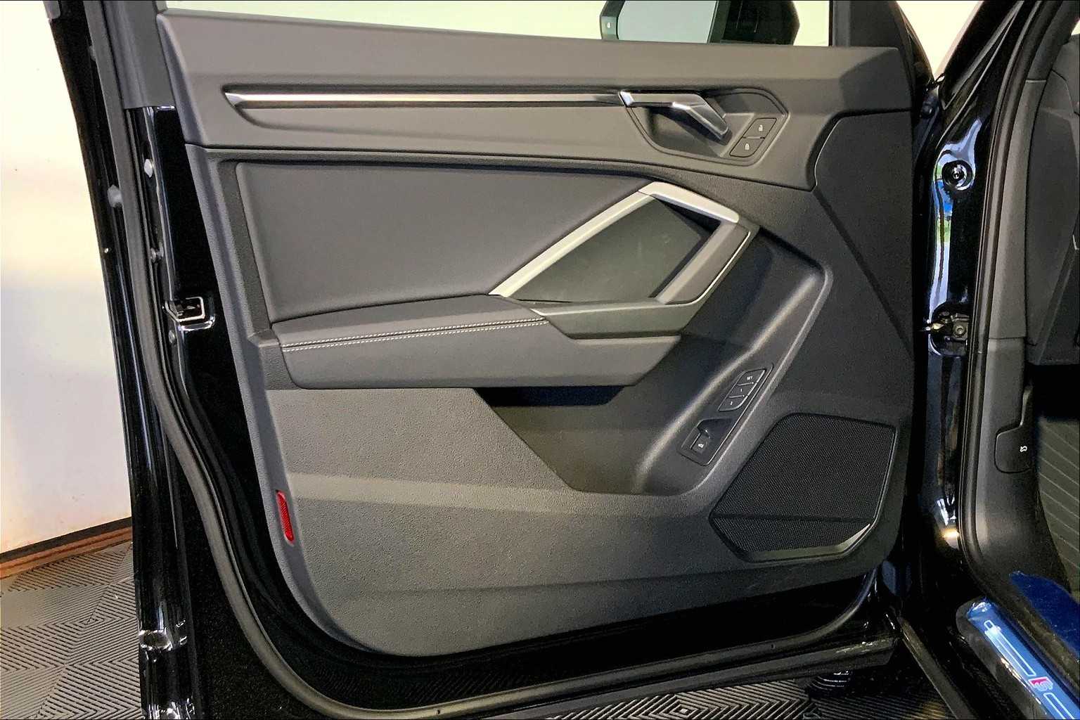 Vehicle image 11 of 19