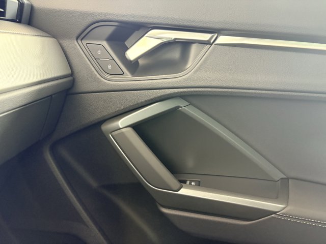 Vehicle image 24 of 28