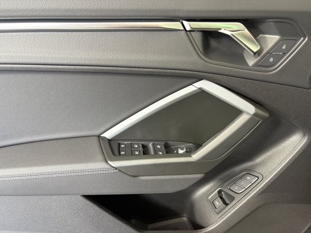 Vehicle image 21 of 28