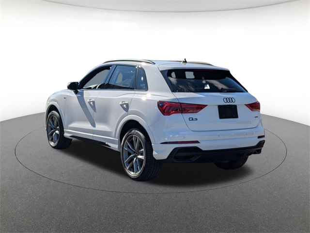 Vehicle image 8 of 19