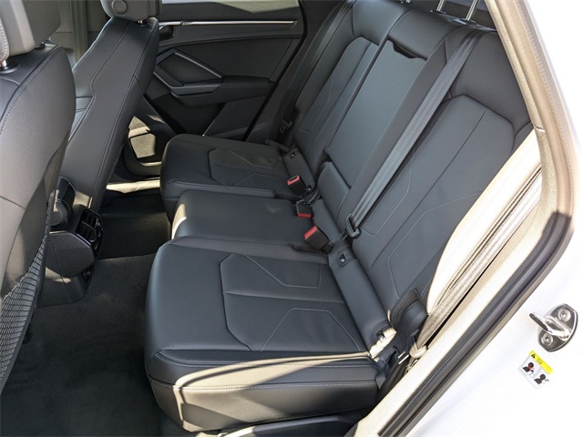 Vehicle image 15 of 19