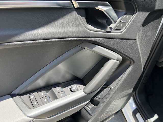 Vehicle image 26 of 37