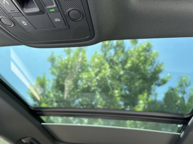 Vehicle image 31 of 37