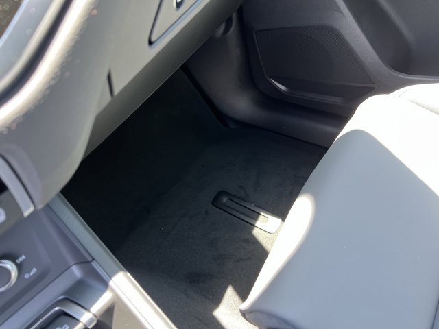 Vehicle image 27 of 37