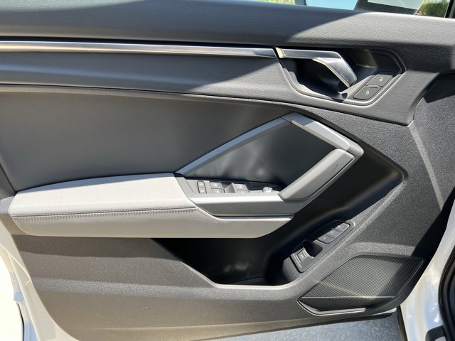 Vehicle image 25 of 37