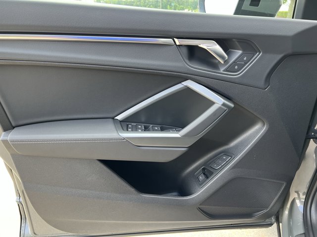 Vehicle image 25 of 37