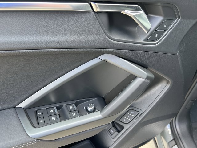 Vehicle image 26 of 37