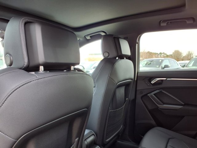 Vehicle image 22 of 26