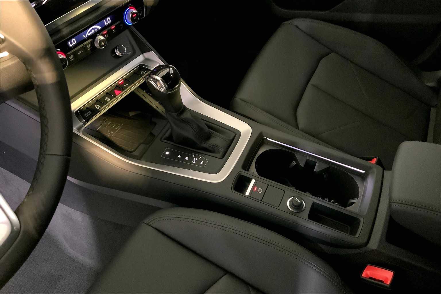 Vehicle image 13 of 19