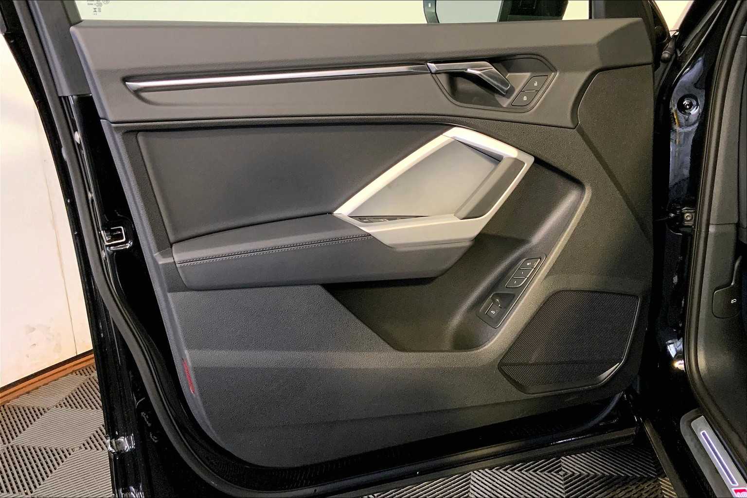 Vehicle image 14 of 19