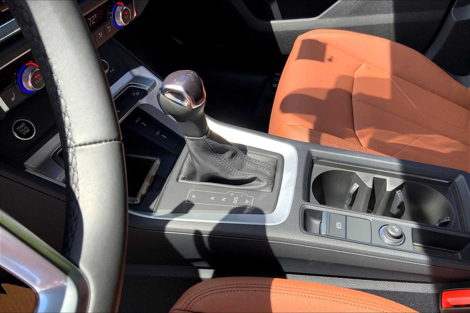 Vehicle image 13 of 19