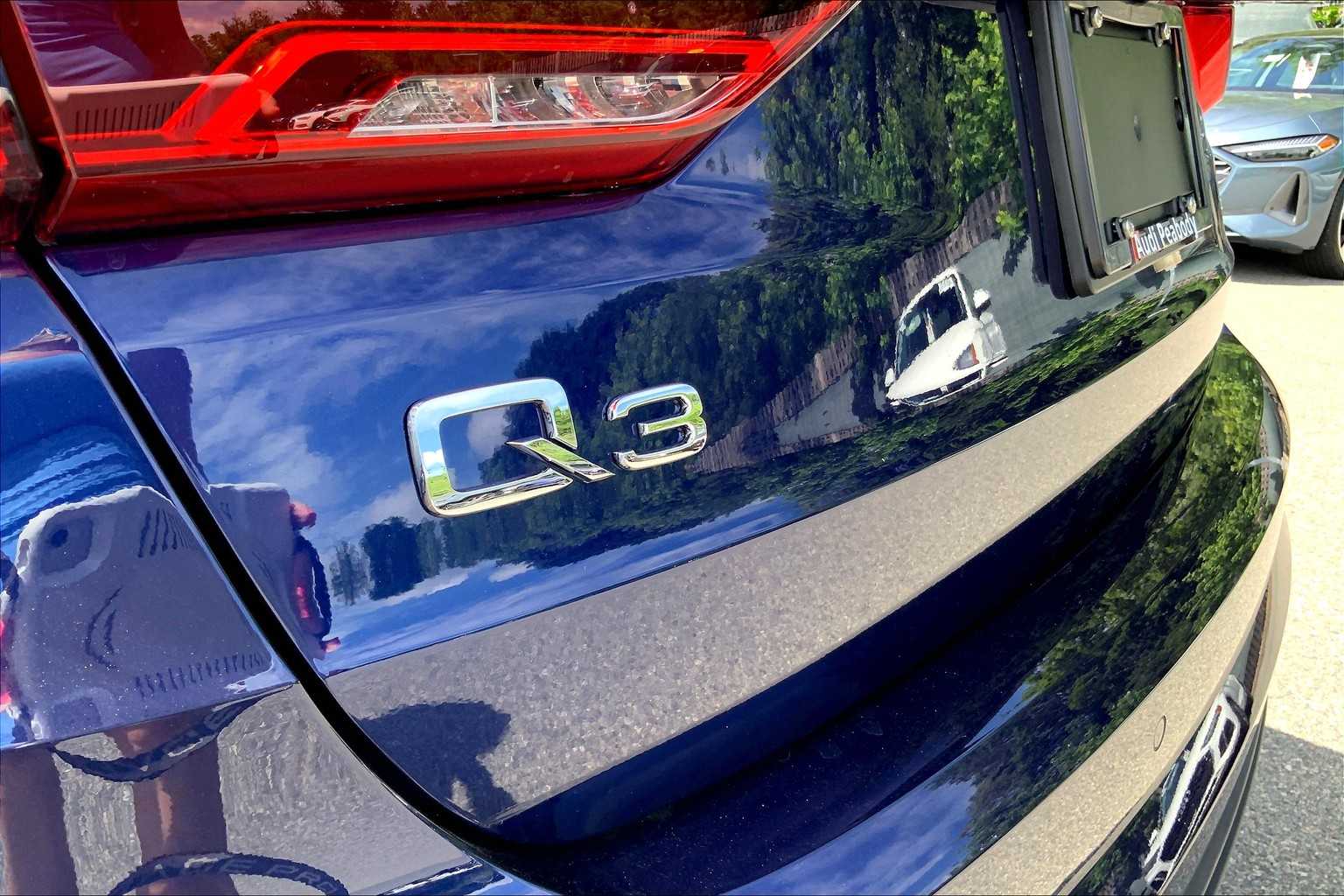 Vehicle image 17 of 19
