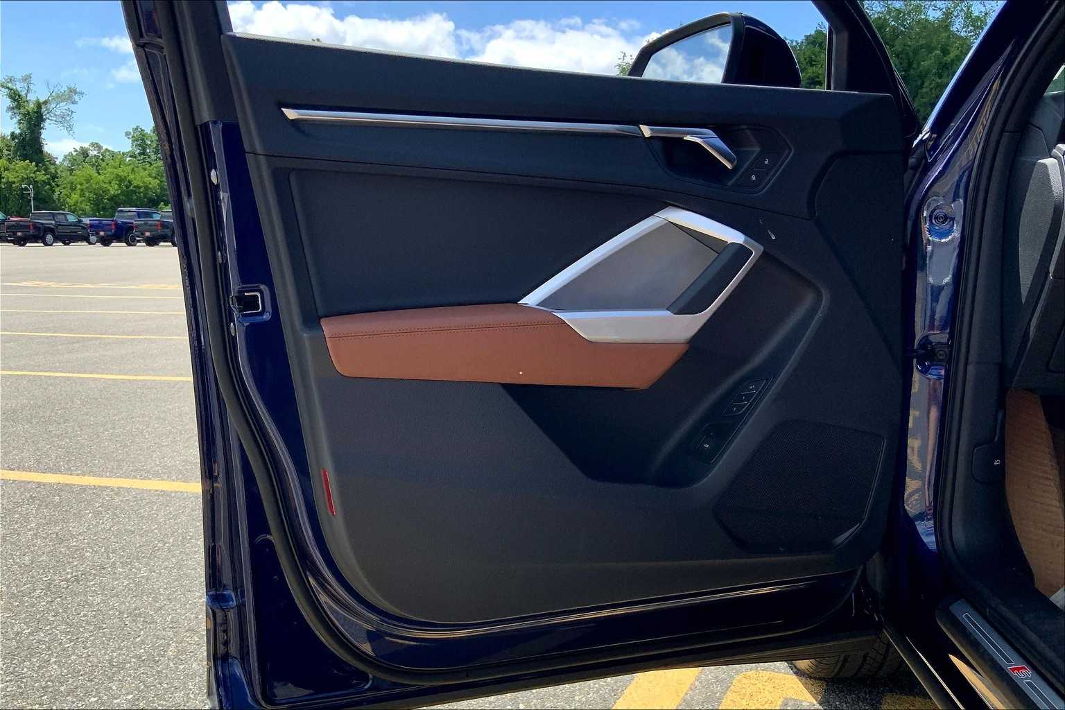 Vehicle image 10 of 19