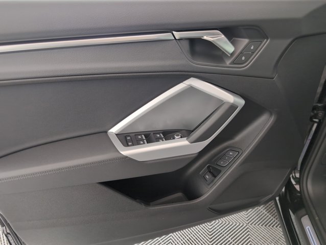 Vehicle image 21 of 28