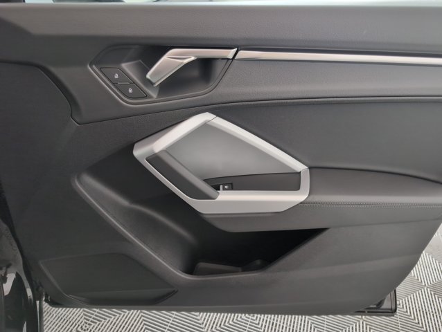 Vehicle image 22 of 28
